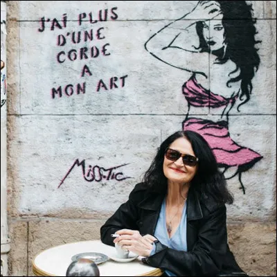 1956-2022- Et pour clore ce quiz : un clin d'il à Miss Tic pionnière du Street art. Graffeuse, "femme mur", poétesse de l'art urbain, princesse du graffiti, Miss Tic (alias Radhia Aounallah) s'est fait un nom à Paris. Quel éloge lui a réservé La Poste, le 8 mars 2011 à l'occasion de la Journée des femmes ?