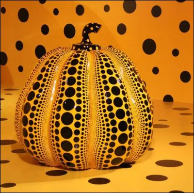 1929- Yayoi Kusama est l'une des artistes les plus excentriques de l'art contemporain. Peintre, sculptrice, écrivaine et cinéaste, son style reconnaissable et indélébile est sa signature. Où se trouve le musée de celle qui fait de son art une ode à la couleur, à la géométrie et à la fantaisie ?