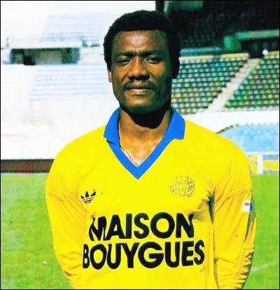 Joseph-Antoine Bell est un footballeur camerounais bien connu. À quel poste jouait-il ?