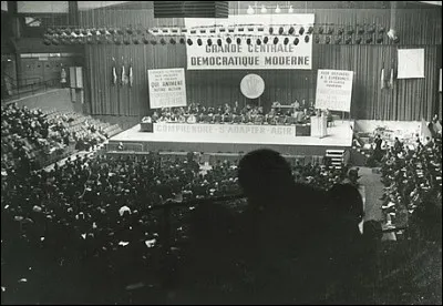 En quelle année la CFDT devient non-confessionnelle se démarquant de la CFTC ?