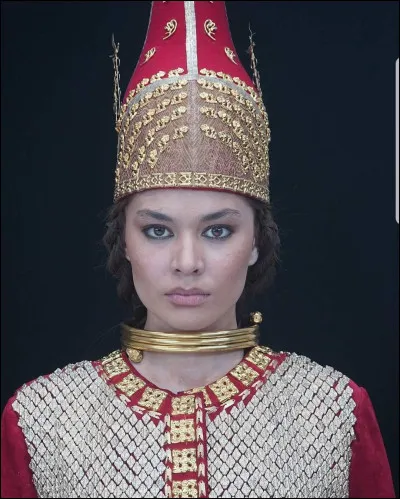 Quel rôle interprète Almira Tursyn sur cette photo ?