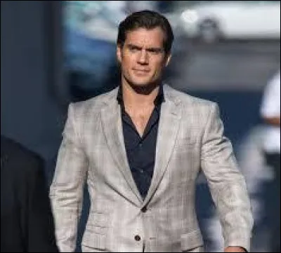 Henry Cavill, acteur britannique, a le physique pour jouer des super-héros (après a-t-il avoué un entrainement intensif et pénible), mais il a tenu aussi le rôle d'un héros de série sophistiqué et en avance sur son époque, dont le prénom est... ?