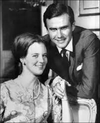 Voici un Henri français, ici avec sa jeune épouse, qui a fait une jolie carrière après sa première carrière dans la diplomatie. Quelle est cette seconde carrière ?