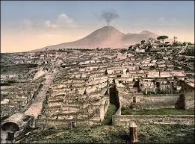 Quelle ville a été totalement détruite par son éruption en 79 ?