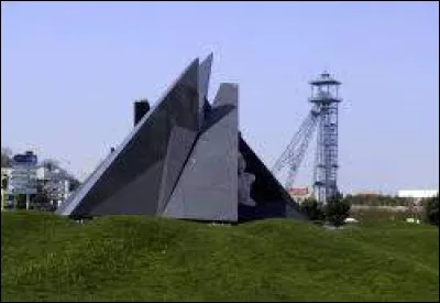 Principale ville de la Gohelle, limitrophe de Lens, Liévin se situe ...