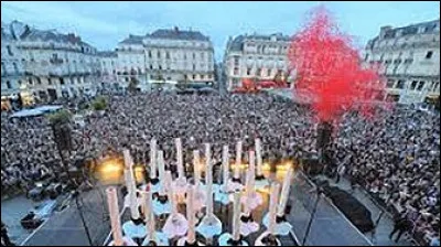 Comment se nomme le festival de rue qui se déroule début septembre ?