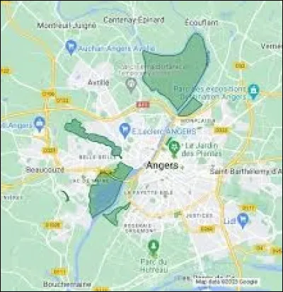 Quels sont les trois grands parcs de la ville ?