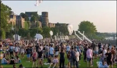 Combien d'habitants résident sur la ville d'Angers ?