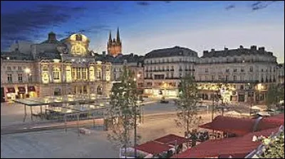 Comment se nomme la place principale d'Angers ?