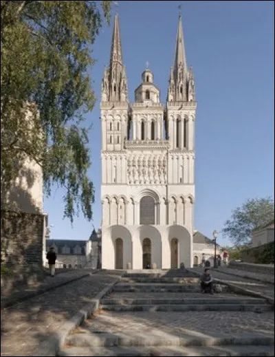 À qui est dédiée la cathédrale de la capitale angevine ?