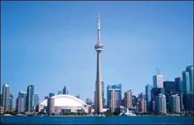 Dans quelle ville canadienne peut-on voir la CN Tower ?