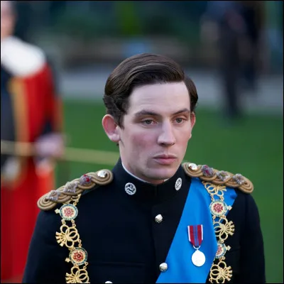 Quel rôle interprète Josh O'connor sur cette photo ?