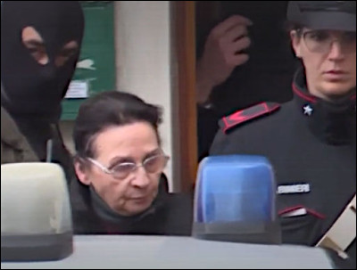 Fait d'hiver italien > À Palerme, cette vieille dame est arrêtée ignominieusement par les gros bras de la police italienne : mais qu'a-t-elle fait, au juste ?