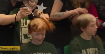 Royaume-Uni > Que se passe-t-il pour ces enfants se faisant raser la tête ?