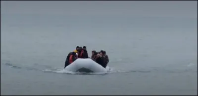 Royaume-Uni (2) > Drôlement embarqués, on constate tout de même qu'il n'y a pas de brouillard : donc, il pleut ! Quel est ce ''scoop'' ?