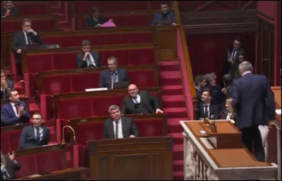 Assemblée nationale (France) > Pendant ce temps, ici, on s'amuse bien ! Quelle a été la réaction d'un ministre cité nommément par un député à la tribune pour sa "mise en examen pour prise illégale d'intérêt" ?