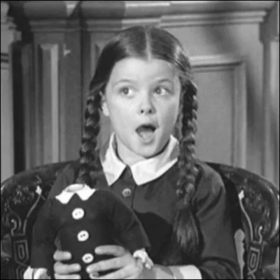 Comment s'appelle sa poupée que son frère guillotine ?