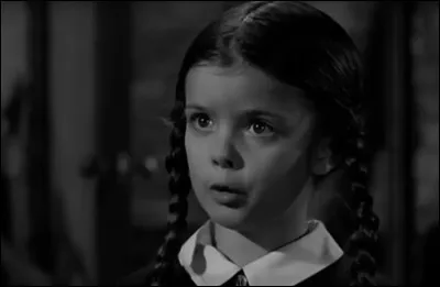 Dans la série "La Famille Addams" sortie en 1964, Mercredi est la petite sœur de Pugsley.