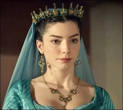 Quel rôle interprète Merve Bolugur sur cette photo ?