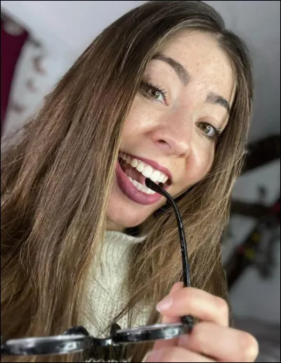 Comment s'appelle la prof de français ?