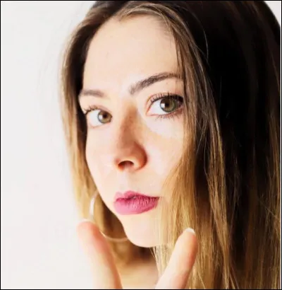 Quel cadeau la prof de français a-t-elle offert à la directrice ?