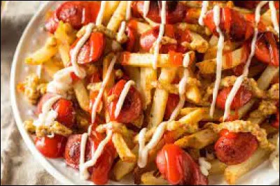 Quelle est cette recette sud-américaine composée de frites croustillantes, recouvertes de saucisses coupées et poêlées, recouvertes de fromage et de sauce ? (fait penser à la poutine québécoise)