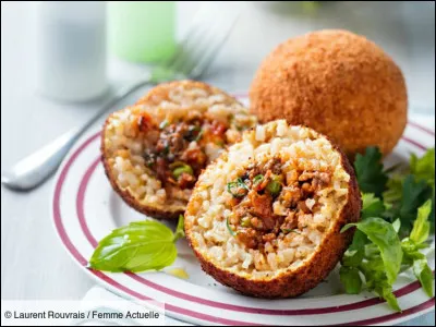 Ces boulettes de riz siciliennes, faites avec un reste de risotto, et des ingrédients au choix, sont frites. Ce sont...