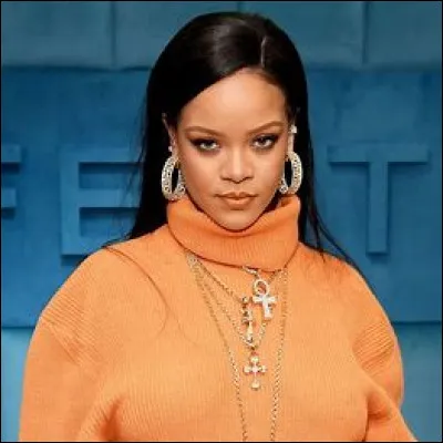 De quelle couleur était la tenue de Rihanna au Superbowl ?