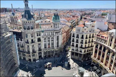 À quelle altitude environ la ville de Madrid se trouve-t-elle ?