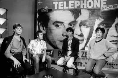 À la création du groupe Téléphone, en 1976, de qui Corine Marienneau (la bassiste) était-elle la compagne ?