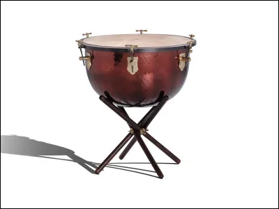 Quel est cet instrument de la famille des percussions, que l'on retrouve beaucoup aujourd'hui dans les orchestres d'harmonie, par exemple ?