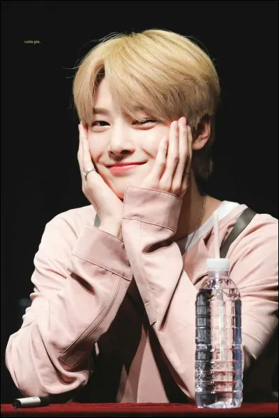 Il fait partie d'un groupe d'amis appelé "Ee-z". Qui d'autre en fait partie ?