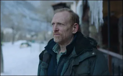 Il est le chef d'un groupe de survivants et fait office de principal antagoniste dans l'épisode 8. Quel est son nom ?