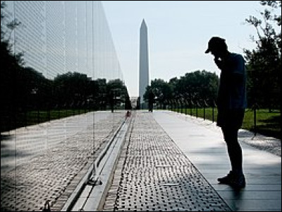 Combien de noms d'américains, tués ou portés disparus sont gravés sur le Mémorial des anciens combattants du Viet Nam ?