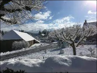 Village néo-aquitain, dans l'arrondissement d'Ussel, Soudeilles se situe ...