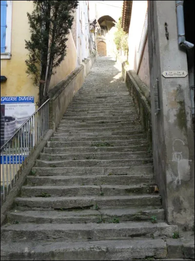 Dans petite ville du sud-est pourrez-vous emprunter l'escalier des Cordeliers ?