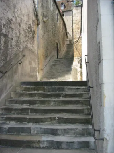 Dans quelle ville pourrez-vous descendre l'escalier de la rue Casse -cou, débouchant sur le quai de Mantoue ?