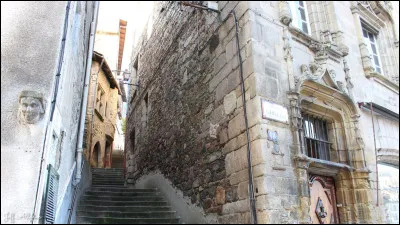 Dans quelle ville gravirez-vous les escaliers de la Tour de Maïsse ou "80", partant de la cathédrale et la place Gambetta ?