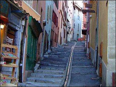 Dans quelle ville emprunterez-vous la rue Mercerie ou Petite Gargouille ?