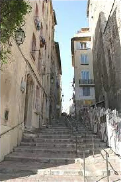 Dans quelle ville pourrez-vous gravir la montée des Accoules ?