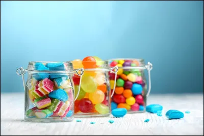 De quelle partie du corps du castor le castoréum, permettant d'aromatiser les desserts ou bonbons, est-il extrait  ?