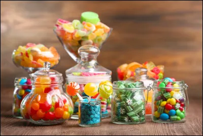 Quels bonbons, proches des Bêtises de Cambrai, sont fabriqués à Valenciennes ?