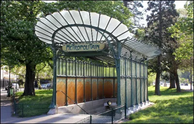Quel architecte français est connu pour avoir réalisé de nombreuses entrées du métro parisien, entre 1900 et 1903 ?