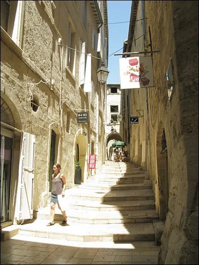 Dans quelle ville pourrez vous remonter la rue du Bras-de-Fer, entre la rue de la friperie et la place Castellane ?