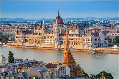 Quel fleuve traverse la ville hongroise de Budapest ?