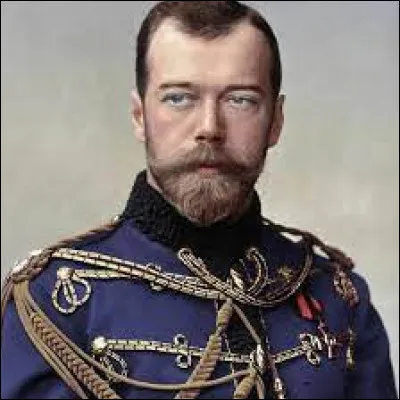 Le dernier tsar de Russie, Nicolas II (surnommé Nikki tout au long de sa vie) a demandé l'aide en vain, pour quitter la Russie, à... ?
