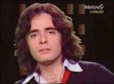 Cet étudiant en médecine a choisi la voie de la chanson, et a connu un grand succès, notamment avec la chanson nostalgique "So far away from L.A". De quelle personnalité parle-t-il dans la chanson, parmi celles proposées ?