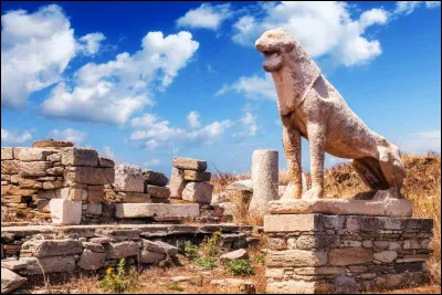 De quel pays dépend l'île de Délos, située dans les Cyclades ?