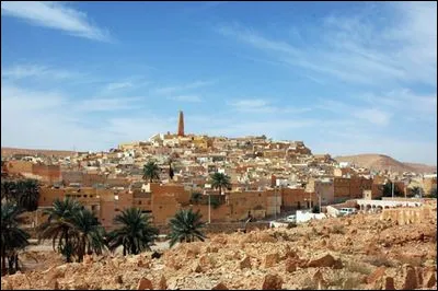 Dans quel pays d'Afrique se trouve la région du Sahara nommée "Mzab" ?