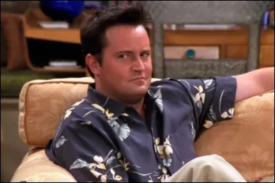 Dans la série "Friends", quelle est la particularité physique de Chandler ?